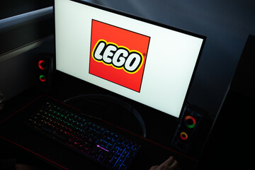 Naklejka premium Punta Arenas, Chile – January 20, 2026: Iconic red and yellow LEGO Group logo displayed on a computer monitor in a dark office setting