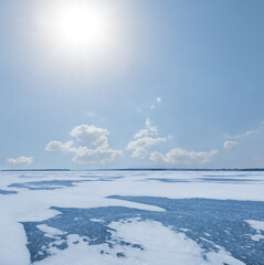 Obraz premium wide frozen lake at the sunny winter day
