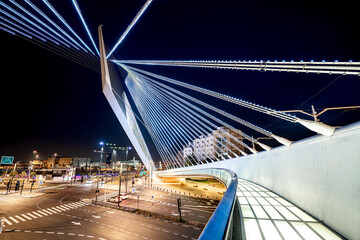 Obraz premium Incredible cable-stayed bridge structure in Middle East. Chords Bridge, Jerusalem, Israel. Concept photography the city at night.