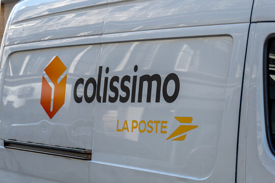 Paris, France - 21 janvier 2026: Logos de Colissimo et de La Poste sur le c&ocirc;t&eacute; d'une camionnette de livraison appartenant &agrave; une compagnie prestataire de transport de colis et de paquets  en France