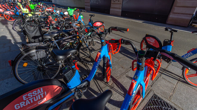 Paris, France - 21 janvier 2026: Beaucoup de v&eacute;los en libre-service appartenant &agrave; diff&eacute;rents services de location v&eacute;los sans station et de mobilit&eacute; partag&eacute;e stationn&eacute;s dans une rue de Paris, France	