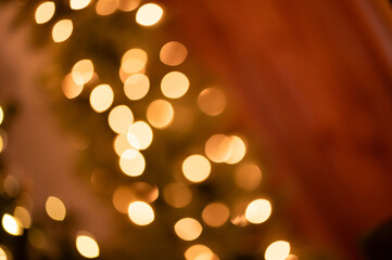 Obraz premium Gold bokeh Christmas lights with amber abstract background
