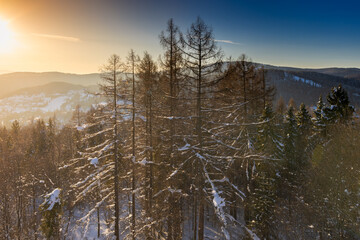 Widoki z nowej wieży widokowej na Górze Parkowej w Krynicy-Zdroju zimą.