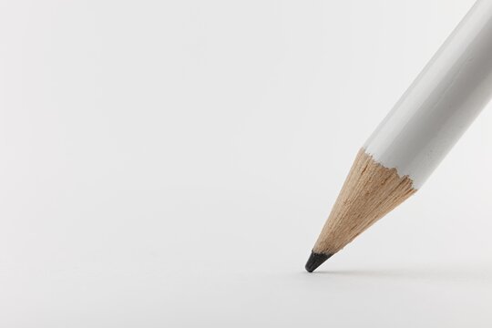 Vue macro d'un crayon &agrave; papier sur une feuille de papier blanc