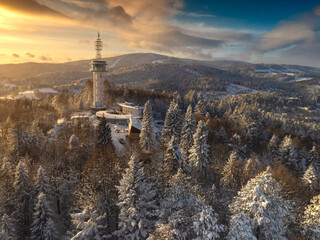 Lot wok&oacute;ł nowej wieży widokowej na G&oacute;rze Parkowej w Krynicy-Zdroju zimą.