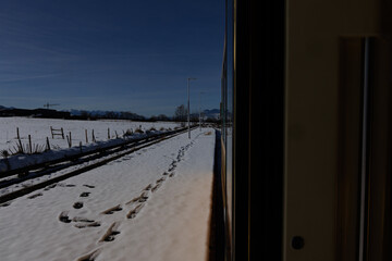 Le train parcourt les montagnes enneig&eacute;es de Cerdagne