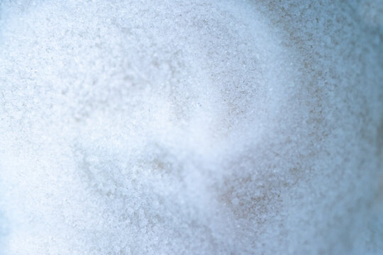 Overhead photo of white grain with waves., ideal for 3D representations and gastronomic backgrounds.Sal o azucar esparcidas.