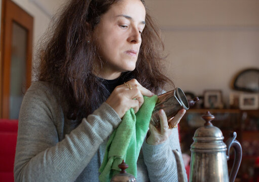 casalinga disperata pulisce l'argenteria