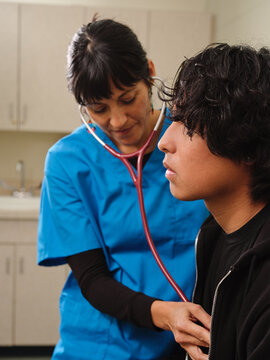 Indigenous nurse uses stethoscope for teen heart check