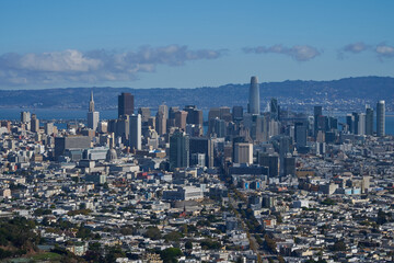 Fototapeta premium San Francisco, USA - October 27, 2025 - San Francisco skyline with Transamerica Pyramid and Salesforce Tower on a clear day