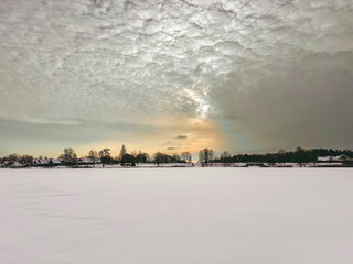 Naklejka premium Snow covered winter landscape under overcast sky