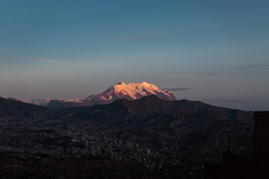 Illimani con la cidudad atardecer en La Paz Bolivia