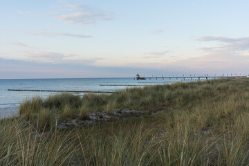 Sonnenuntergang an der Ostseek&uuml;ste bei Zingst, umgeben von der  Strand- und D&uuml;nenlandschaft Mecklenburg-Vorpommerns in Deutschland

