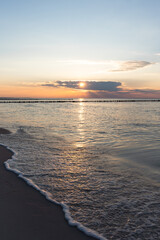 Sonnenuntergang an der Ostseek&uuml;ste bei Zingst, umgeben von der  Strand- und D&uuml;nenlandschaft Mecklenburg-Vorpommerns in Deutschland

