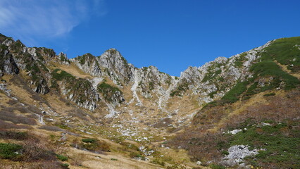 Fototapeta premium Kisokomagatake in Fall: A Mountain Adventure at the Central Alps Senjojiki Cirque, Nagano, Japan