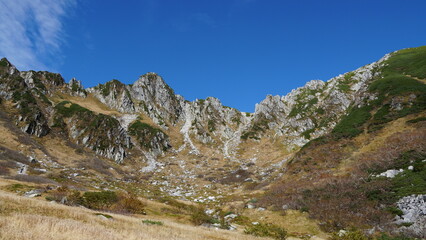 Fototapeta premium Kisokomagatake in Fall: A Mountain Adventure at the Central Alps Senjojiki Cirque, Nagano, Japan