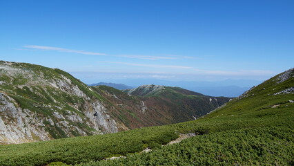 Obraz premium Autumn Hiking Scenery at Mount Kisokomagatake: Vibrant Fall Colors on Kisokomagatake Trail in the Japanese Alps, Japan