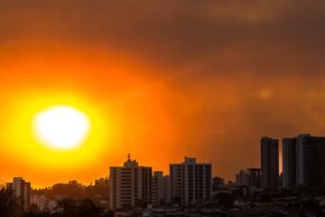 Fototapeta premium A thick layer of smoke covered the brazilian city during the late afternoon. The hot, dry weather and the air heavy with smoke make it harder for people to breathe.