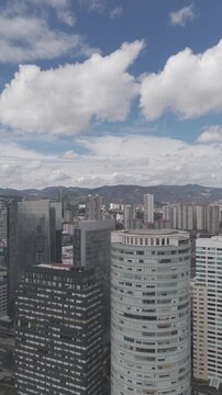 Vista a&eacute;rea vertical frente a los edificios residenciales del Parque La Mexicana, el drone asciende mientras revela la densa zona de Santa Fe al poniente de la Ciudad de M&eacute;xico. Grabado en Dlog