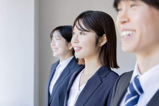 横並びで整列するビジネスパーソン