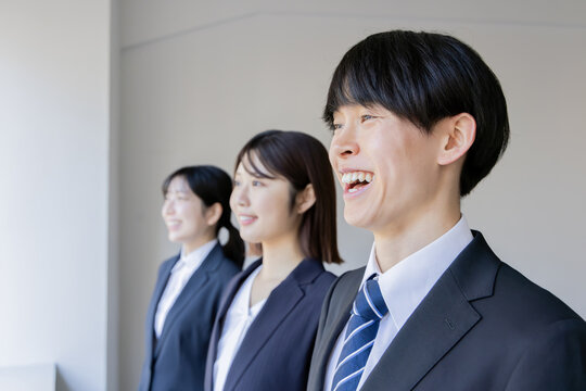 横並びで整列するビジネスパーソン