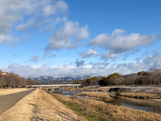 冬の京都鴨川と冠雪した北山の山々