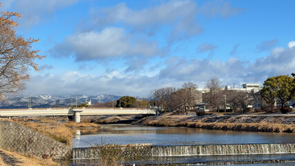 冬の鴨川と冠雪した北山の山々