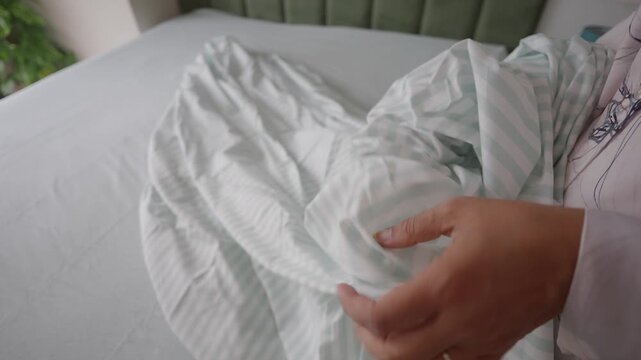 How to fold a fitted sheet easily in a few steps