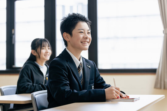 笑顔で学習する男子学生