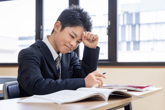 頭を抱える男子学生