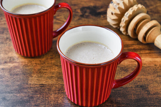 メキシコのモリニージョと温かいメキシコのチョコラーテ　コピースペースあり Mexican molinillo and mexican hot chocolate (chocolate mexicano, chocolate caliente mexicano) . Copy space available
