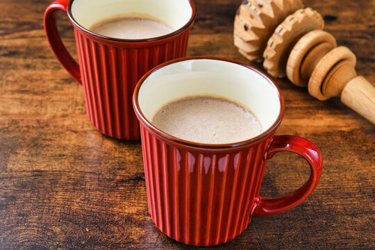 メキシコのモリニージョと温かいメキシコのチョコラーテ　コピースペースあり Mexican molinillo and mexican hot chocolate (chocolate mexicano, chocolate caliente mexicano) . Copy space available
