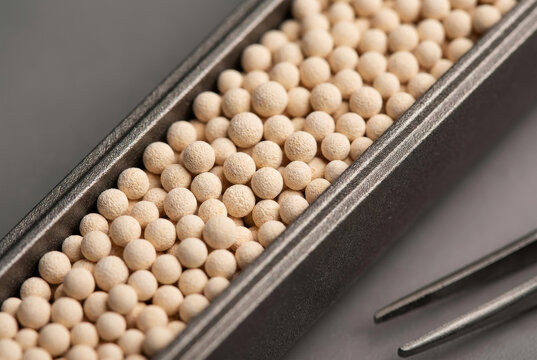 Molecular Sieve Adsorbent Beads in Metal Tray with Tweezers for Industrial Chemistry