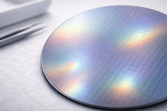 Silicon wafer with iridescent grid pattern for semiconductor manufacturing