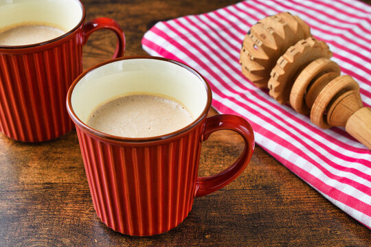 メキシコのモリニージョと温かいメキシコのチョコラーテ　コピースペースあり Mexican molinillo and mexican hot chocolate (chocolate mexicano, chocolate caliente mexicano) . Copy space available
