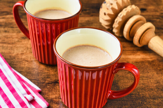 メキシコのモリニージョと温かいメキシコのチョコラーテ　コピースペースあり Mexican molinillo and mexican hot chocolate (chocolate mexicano, chocolate caliente mexicano) . Copy space available
