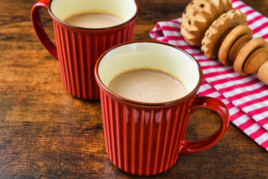 メキシコのモリニージョと温かいメキシコのチョコラーテ　コピースペースあり Mexican molinillo and mexican hot chocolate (chocolate mexicano, chocolate caliente mexicano) . Copy space available
