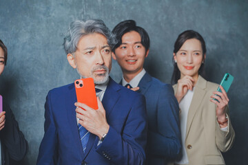 スマートフォンを手に持つビジネスマン