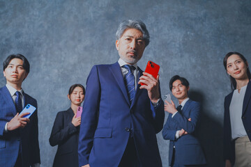 スマートフォンを手に持つビジネスマン