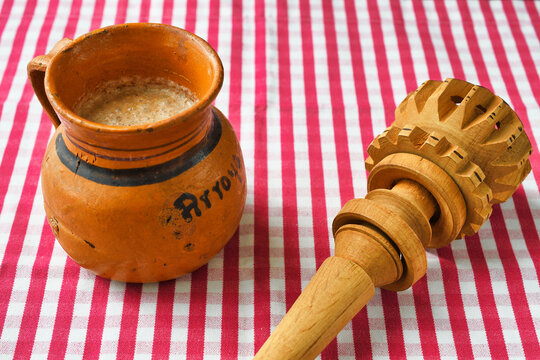 メキシコのモリニージョと温かいメキシコのチョコラーテ　コピースペースあり Mexican molinillo and mexican hot chocolate (chocolate mexicano, chocolate caliente mexicano) . Copy space available
