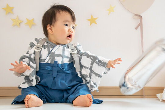1歳の誕生日に袴を着た赤ちゃんの記念写真　日本の伝統行事
