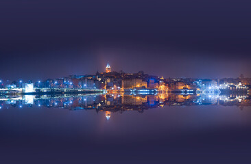 Fototapeta premium Galata Tower, Galata Bridge, Karakoy district and Golden Horn at night - istanbul - Turkey