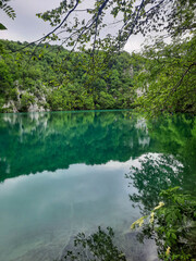Obraz premium Plitvice, Croatia - Beautiful waterfalls of Plitvice Lakes (Plitvička jezera) in Plitvice National Park on a bright summer day with blue sky and clouds and green foliage and turquise water