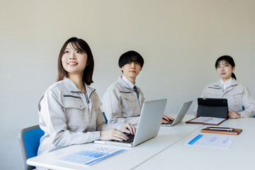 ミーティングする作業員のグループ