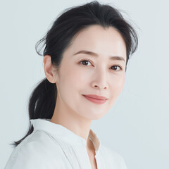 日本人, 女性, 50代, 40代, ミドル, シニア, 美容, スキンケア, エイジングケア, 健康, ライフスタイル, 美人, ナチュラル, 清潔感, 透明感, 白背景, コピースペース, 広告素材, 信頼感, 微笑み, ウェルビーイング, 上半身, 視線, ポニーテール, 化粧品, エステ, 自己肯定感, オーセンティック, ポジティブエイジング, 日本, ウェルエイジング, サプリメント,