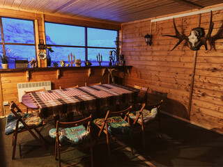 Obraz premium hunting house. country style interior in hunter chalet with fireplace