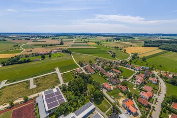 Obraz premium Die Marktgemeinde Pfaffenhausen im schwäbischen Kreis Unterallgäu aus der Vogelperspektive