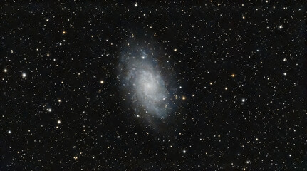 Eine Spiralgalaxie im Weltraum zeigt viele Sterne und Nebel bei klarer Sicht