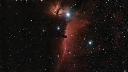 Sternenfeld mit Nebel und Galaxien betrachtet in der Nacht über einer dunklen Landschaft