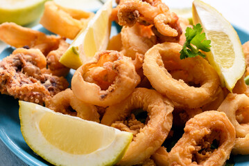 Piatto di calamari fritti croccanti con limone fresco 